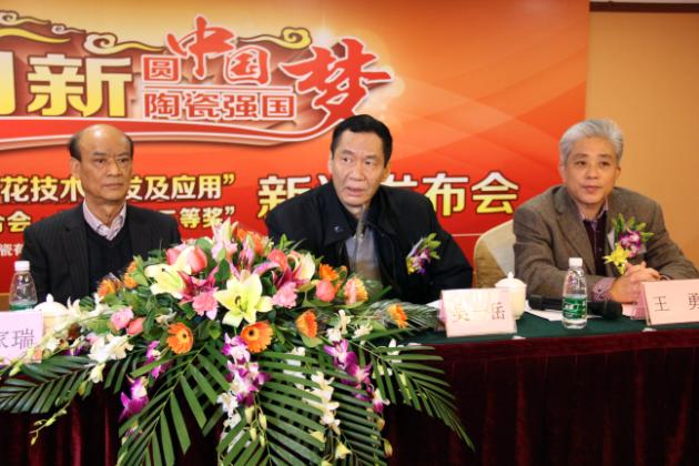圖4、中國建材聯(lián)合會副會長、廣東建材協(xié)會會長吳一岳（左二）盛贊宏陶公司歷史以來的技術(shù)研發(fā)與創(chuàng)新