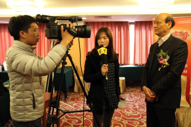 圖8、企業(yè)副總歐家瑞（左一）接受廣東電視臺記者采訪.jpg
